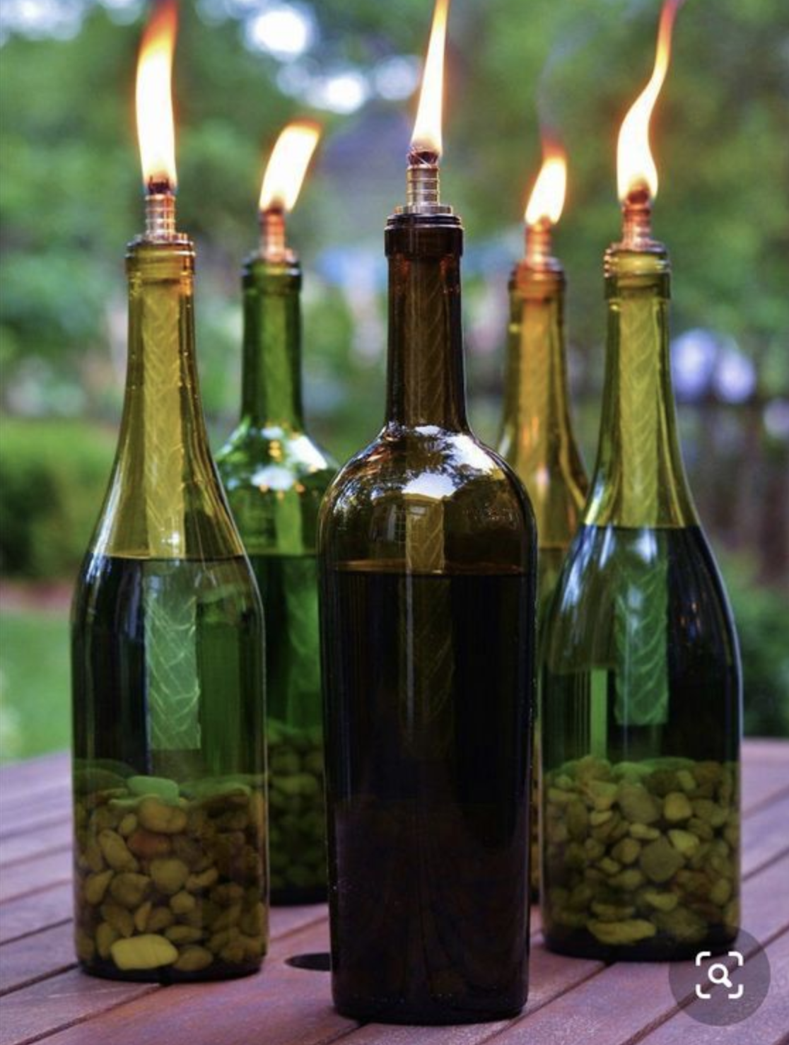 antorchas exteriores con botella de vino